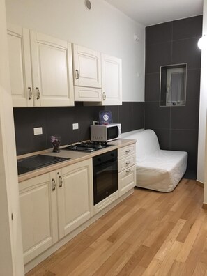 Refrigerador, microondas, placa de cocina, utensilios de cocina