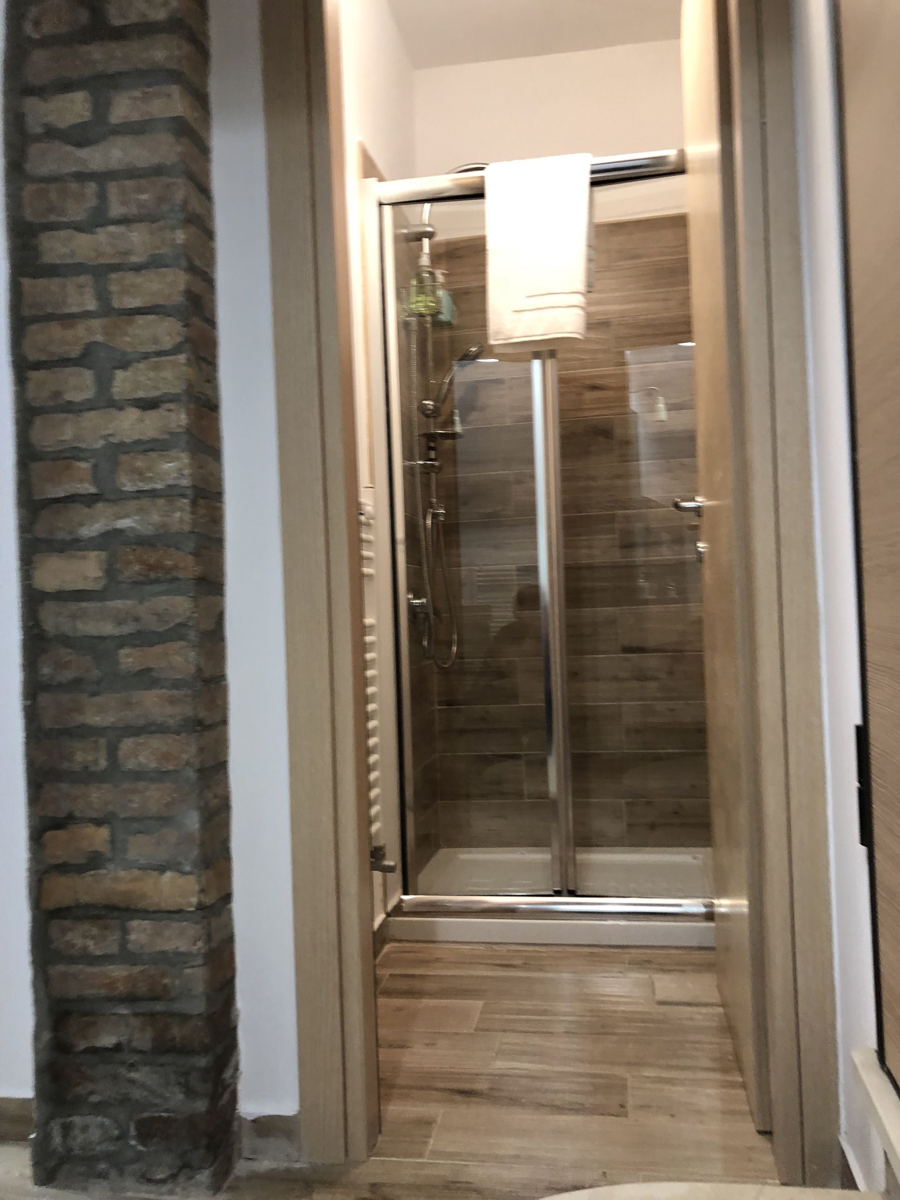 Basic-Vierbettzimmer, eigenes Bad (exterior) | Dusche im Bad