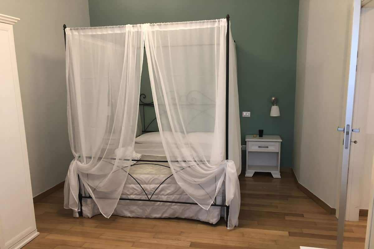 Deluxe appartement, uitzicht op stad | Een bureau, een strijkplank/strijkijzer, babybedden, extra bedden