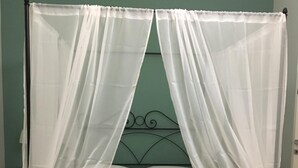 A bed with a white canopy and a headboard, a bedside table, and a nightstand. - B&B Arco dolce Arco (Benevento)