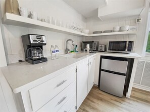 Een koelkast, een microgolfoven, een koffiezetapparaat/waterkoker