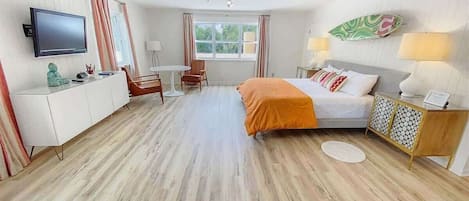 Tabla de planchar con plancha, wifi gratis y ropa de cama