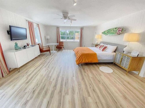 Off the Gulf of Mexico, steps from beach, 2 bikes