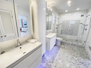 Badekar, hårføner, håndklær og såpe