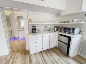 Kühlschrank, Mikrowelle, Wasserkocher mit Kaffee-/Teezubehör, Toaster