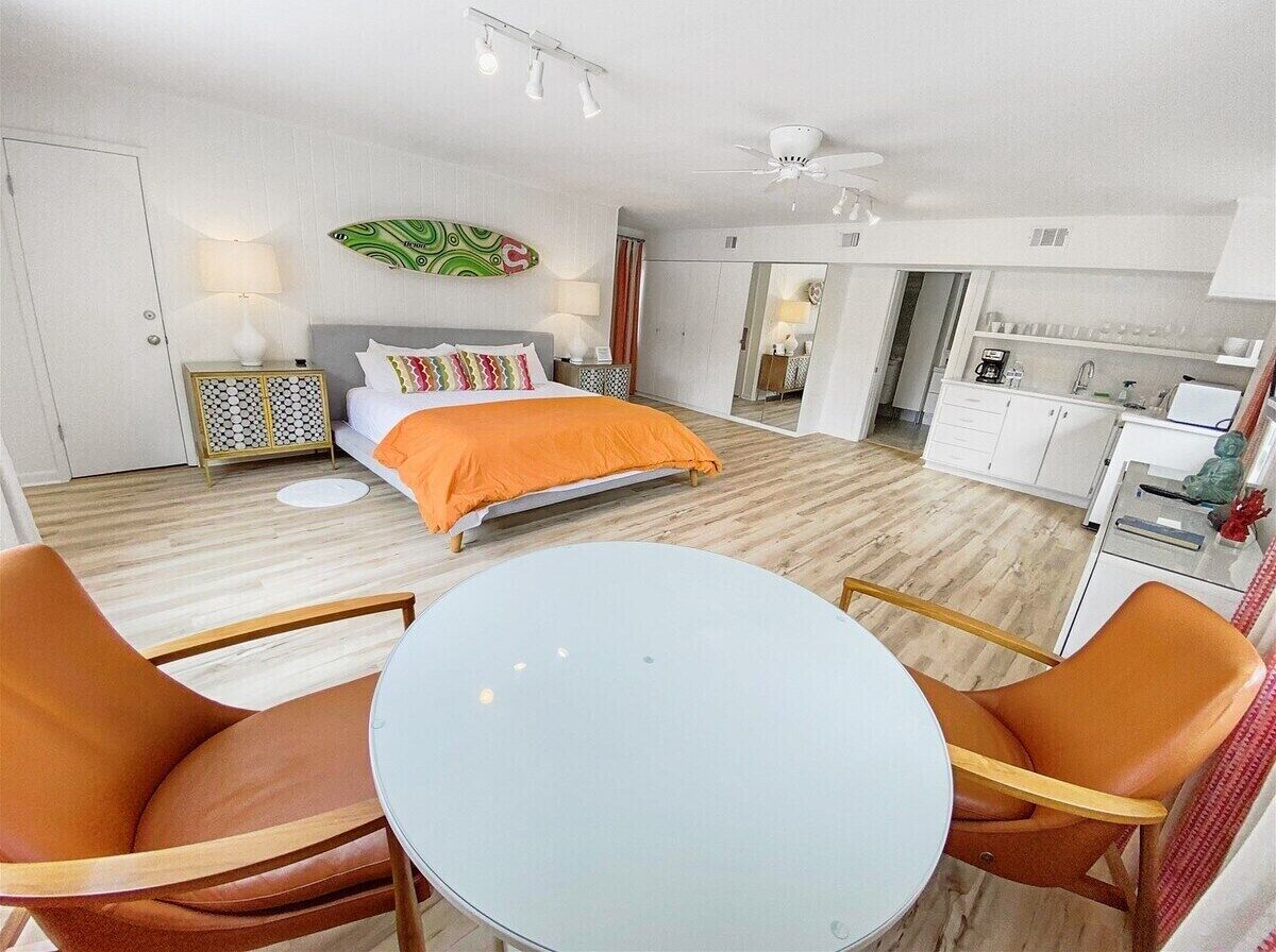 Een strijkplank/strijkijzer, gratis wifi, beddengoed