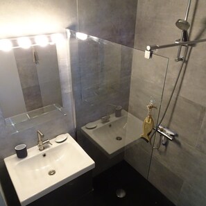 Douche, serviettes fournies, papier toilette