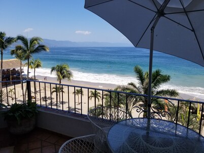 Ocean Front, Unit 408! New bathrooms and remodeled kitchen!!