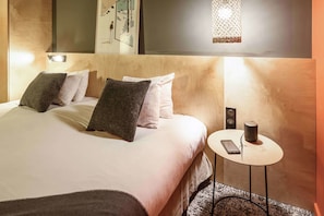 Kamar Double (Access) | Seprai premium, brankas, tirai kedap cahaya, dan Wi-Fi gratis