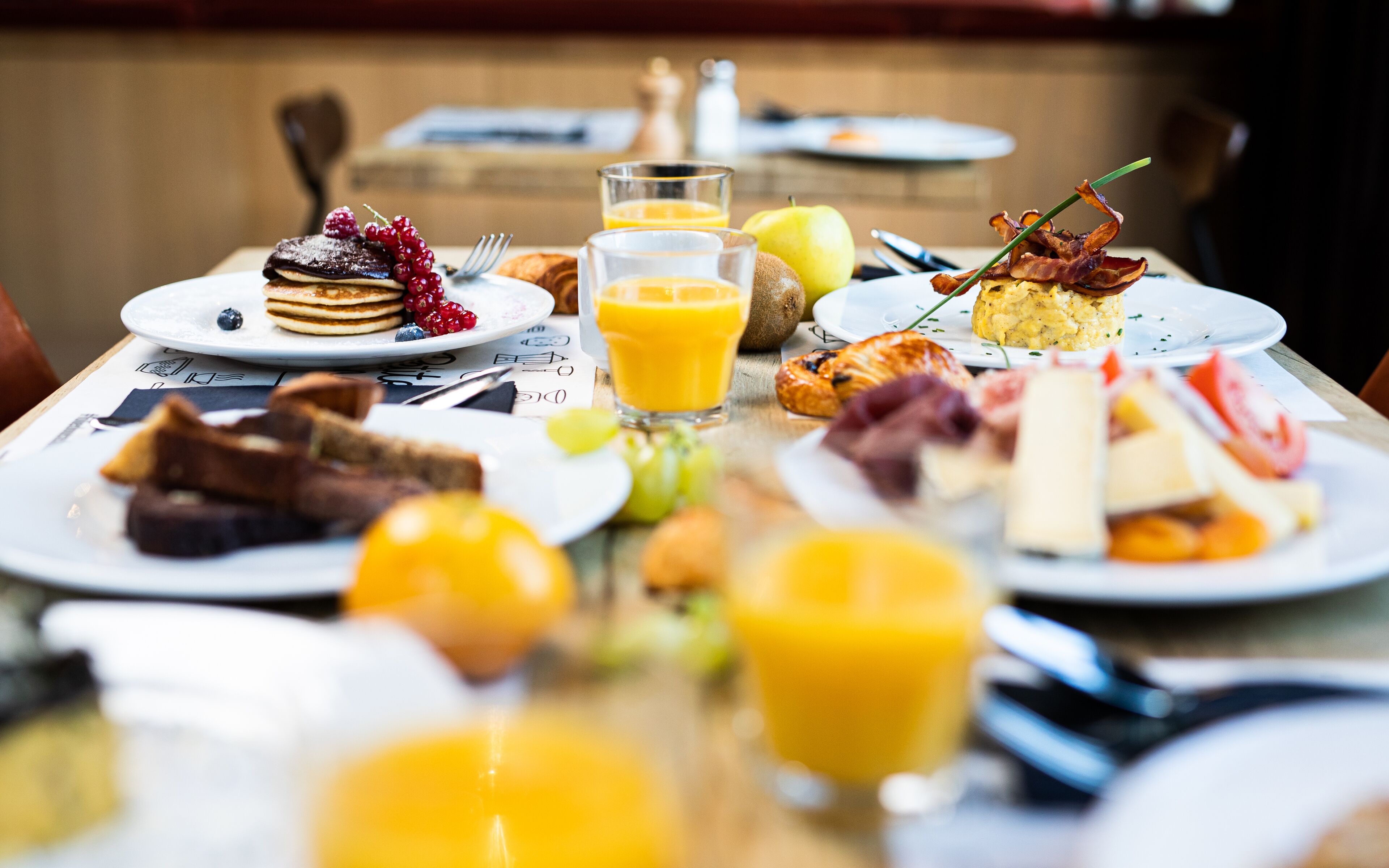 Un buffet de petit-déjeuner proposant une variété de plats et de boissons.