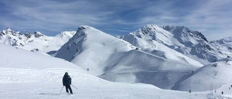 Un paysage de montagne enneigé sous un ciel dégagé.