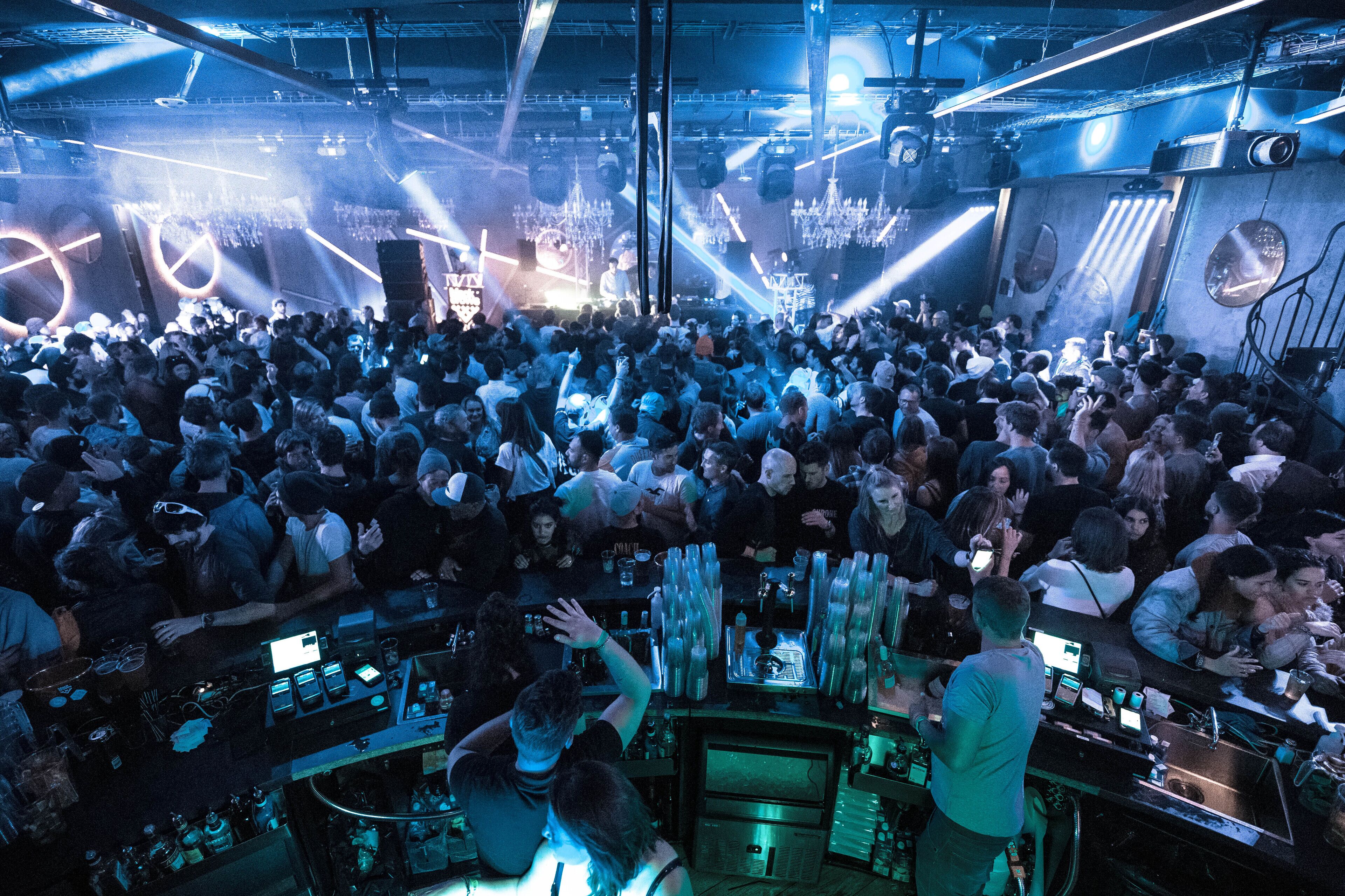 2 bars/lounges, cocktail bar