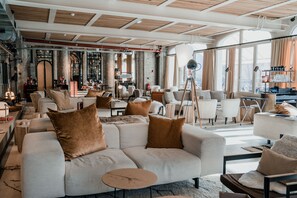 2 bars/lounges, cocktail bar - La Folie Douce Hôtel Chamonix (Chamonix-Mont-Blanc)