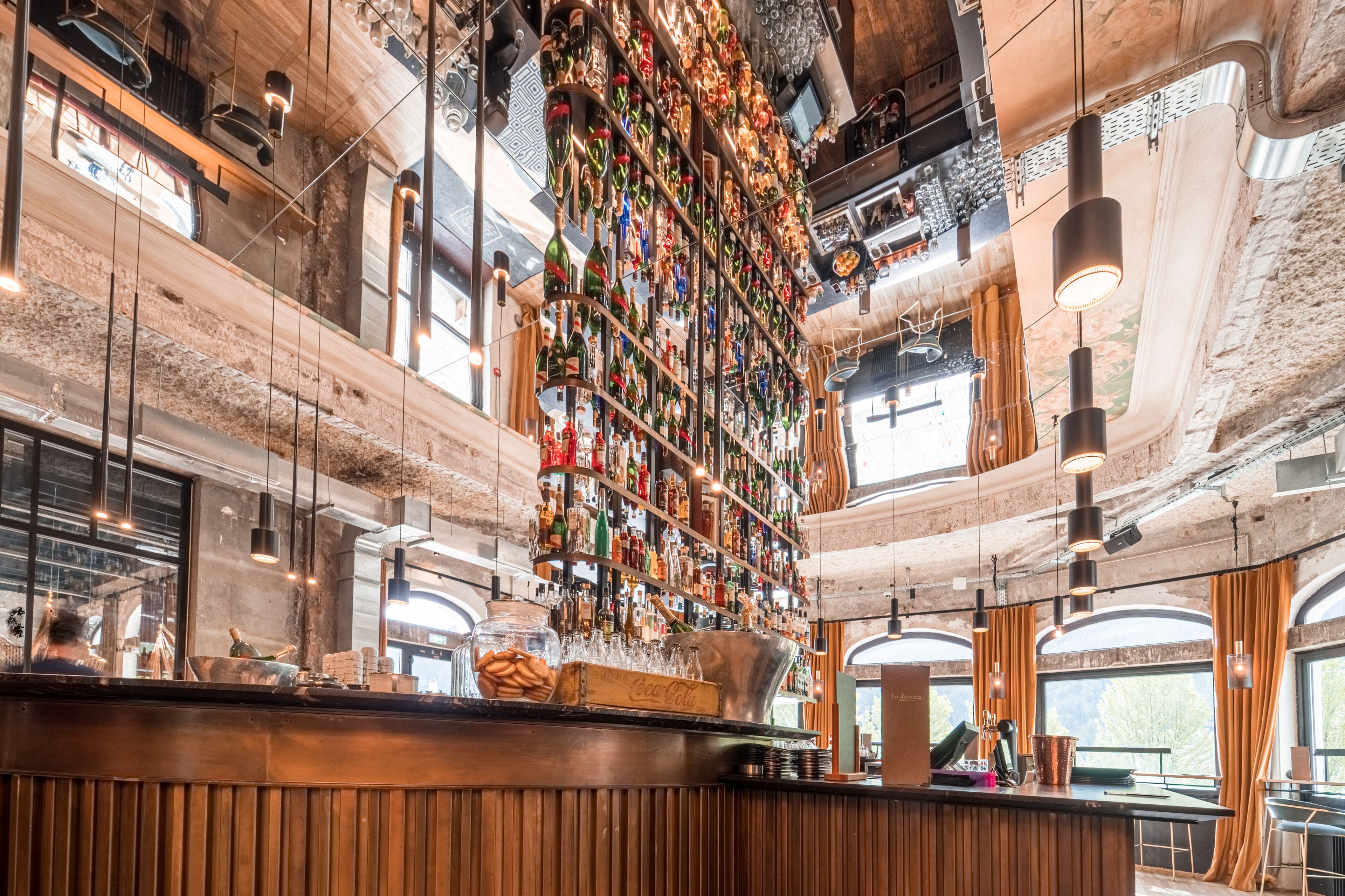 2 bars/lounges, cocktail bar