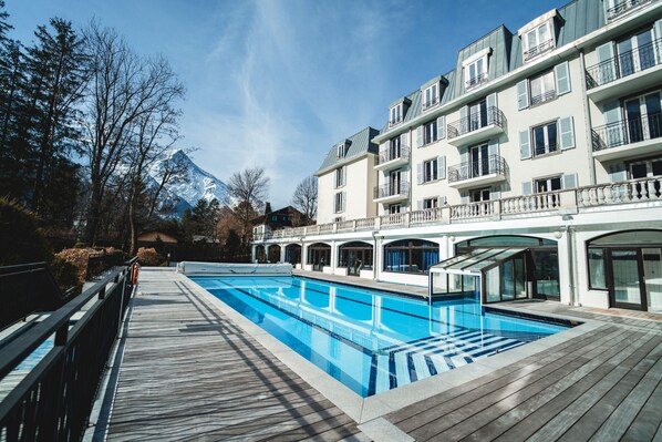Outdoor pool, open 10 AM to 8 PM, sun loungers - La Folie Douce Hôtel Chamonix (Chamonix-Mont-Blanc)