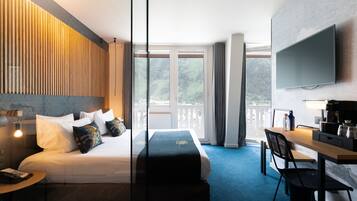 Premium bedding, in-room safe, blackout drapes, free WiFi