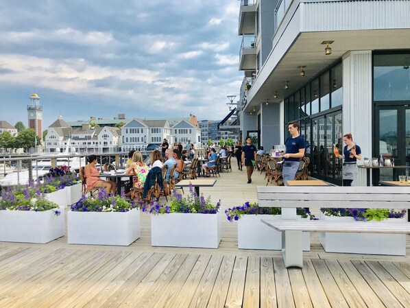 Outdoor dining - 4BR 2Baths WOLLASTON BEACH.15min to Boston2 (Quincy)