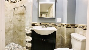 Combined shower/tub, hair dryer, towels, soap - 4BR 2Baths WOLLASTON BEACH.15min to Boston2 (Quincy)