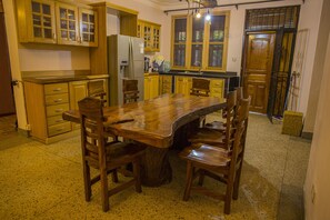 Family dining - Dawilderness Holiday Homes (Kampala)
