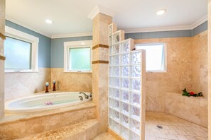Badewanne, Whirlpool, Haartrockner, Handtücher