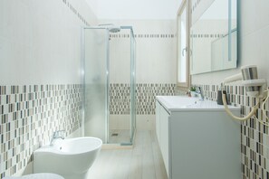 Room, Private Pool | Bathroom | Shower, hair dryer, bidet, towels - Tenuta Libò (Alezio)