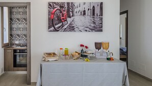 A dining area with a table set for a meal, featuring a variety of dishes and drinks. - Tenuta Libò (Alezio)