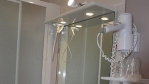 Bathroom sink - Résidence Hôtelière Hélios (Jonzac)