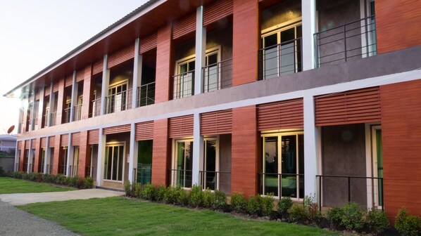 المنشأة من الخارج