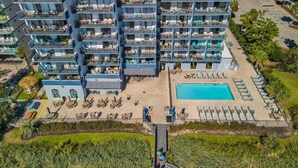Exterior - Seaside Serenity: Stunning 2-Bedroom Beachfront Condo with Unmatched Ocean Views (Myrtle Beach)