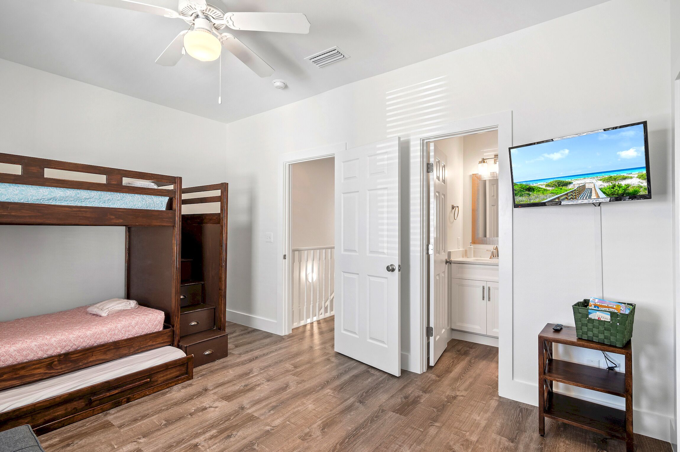 3 bedrooms, iron/ironing board, WiFi (free), bed sheets