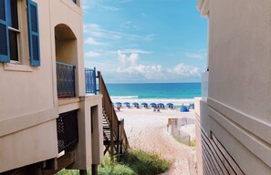 Sulla spiaggia, lettini da mare