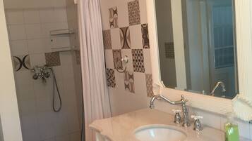 Apartment 4 | Bathroom | Shower, rainfall showerhead, towels