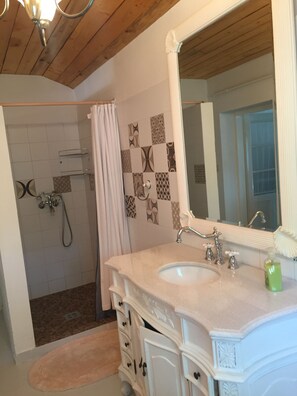 Apartment 4 | Baño | Ducha, cabezal de ducha tipo lluvia y toallas