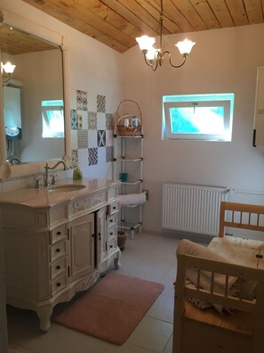 Douche, douche à « effet pluie », serviettes fournies