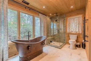 Bathtub, hair dryer, towels, shampoo