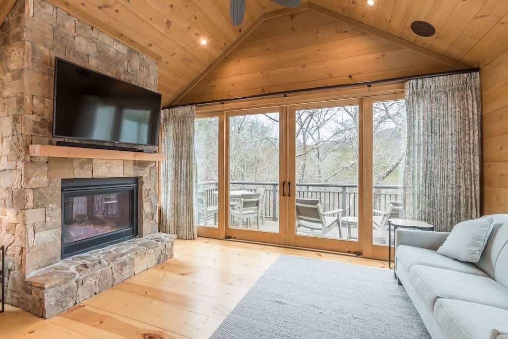 Smart TV, fireplace, DVD player, offices