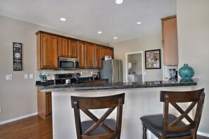 Fridge, microwave, oven, stovetop -  Absolute Pefection with Private Pool/Mt Views & 4 bedrooms/all kings (Gold Canyon)