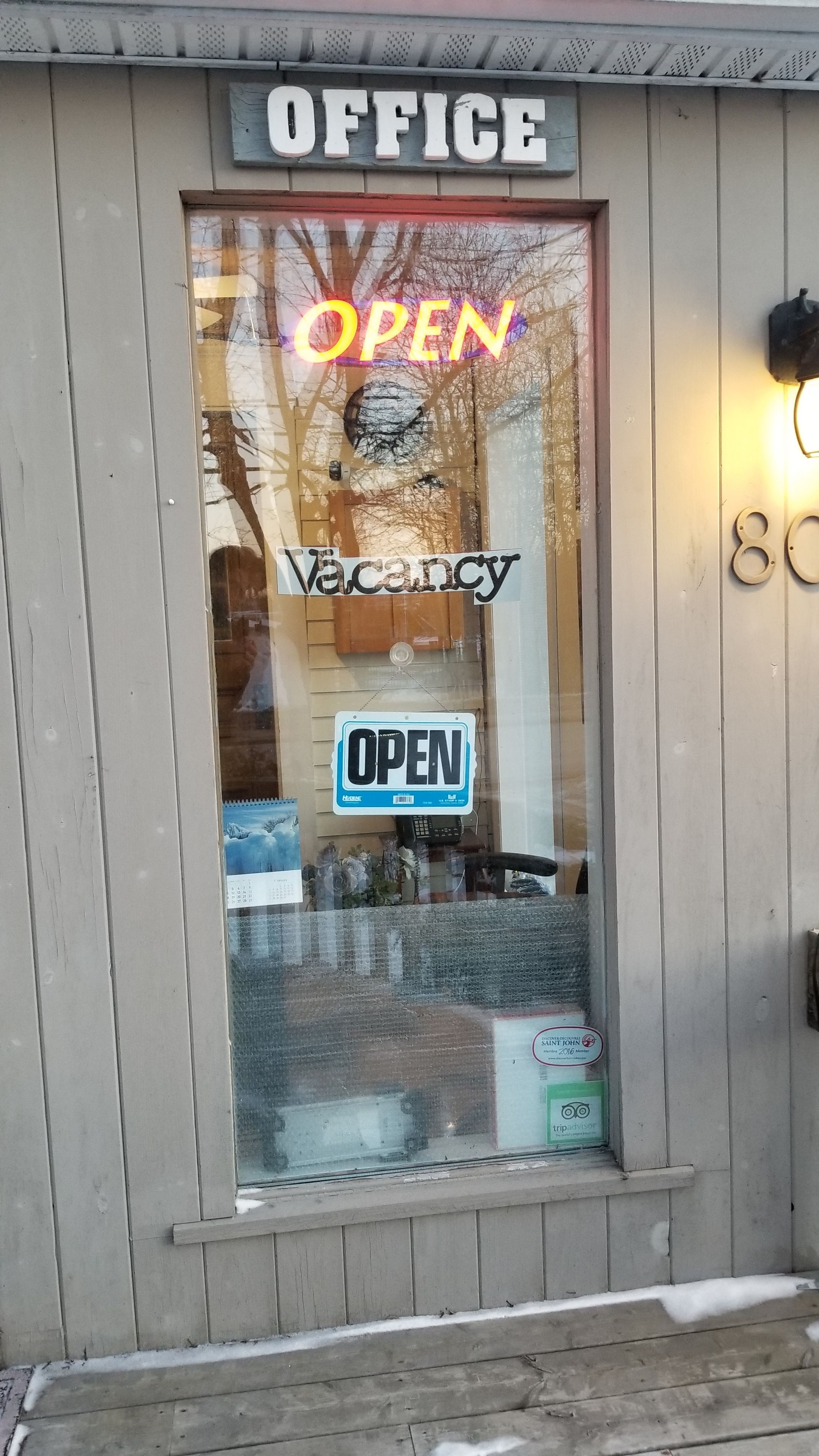Ein Schaufenster mit einem Schild, das auf freie Büroräume hinweist.