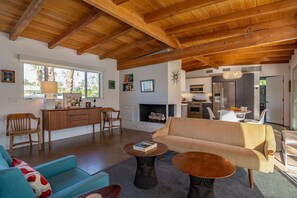 Smart TV, chimenea y oficina 