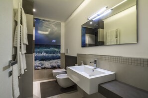 Exclusive-Dreibettzimmer, eigenes Bad, Gartenblick | Badezimmer