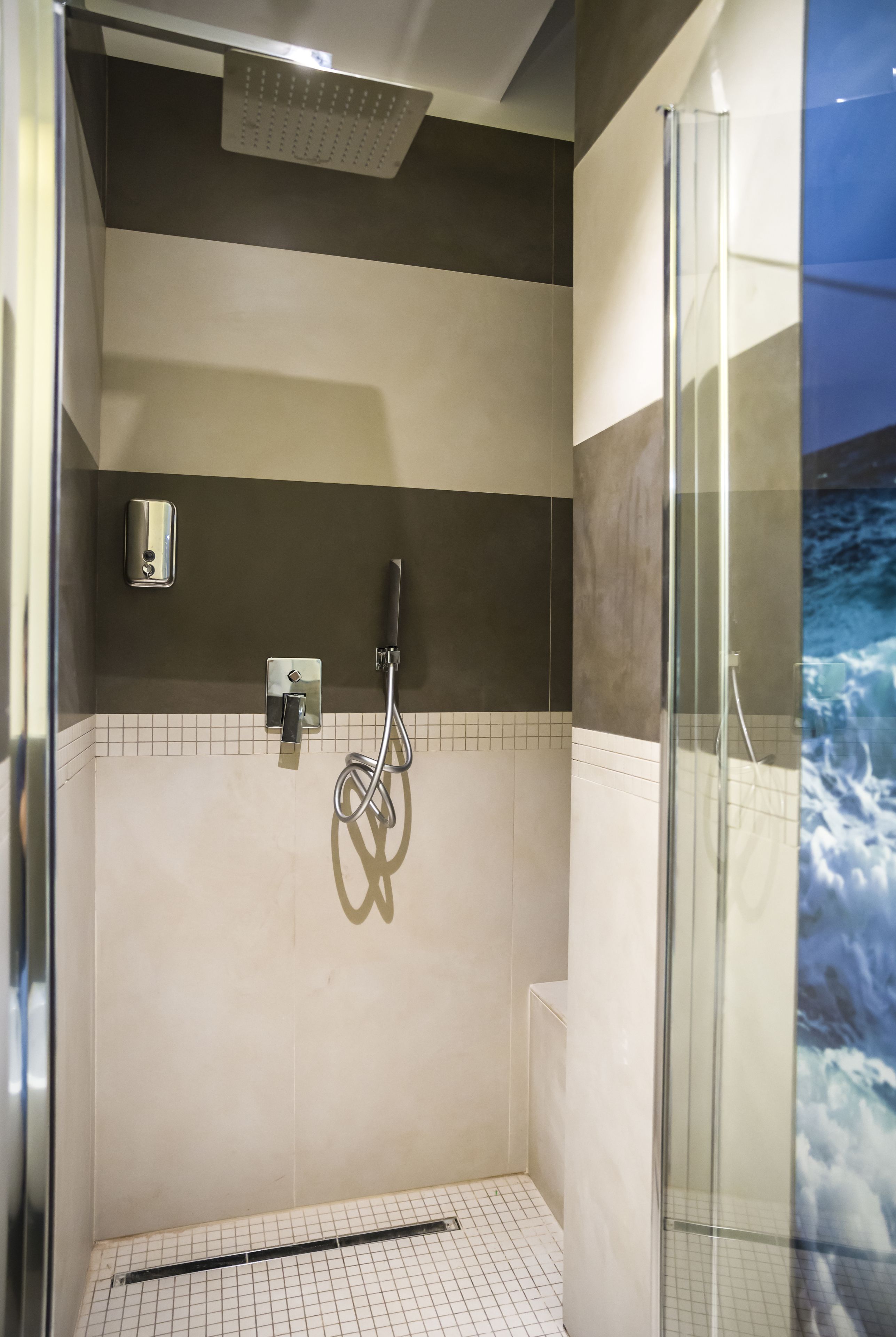 Chambre Triple Exclusive, salle de bains privée, vue jardin | Douche de la salle de bain