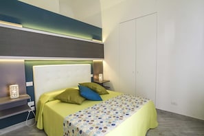 Chambre triple exclusive, salle de bain privée, vue sur le jardin | Lit avec matelas en mousse à mémoire, minibar, coffre-fort, bureau
