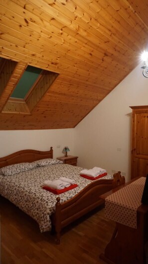Habitación con 1 cama matrimonial o 2 individuales | Escritorio, cortinas blackout y ropa de cama