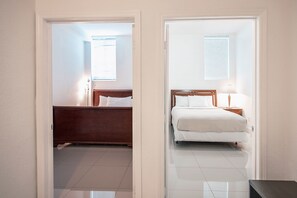 Departamento, 2 habitaciones, cocina | Tabla de planchar con plancha y ropa de cama 