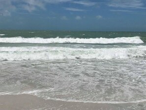 Plage à proximité, chaises longues, serviettes de plage