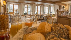A breakfast buffet with various breads and juices. - Landhotel Donner (Meschede)