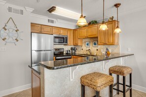 J ääkaappi, mikroaaltouuni, uuni, liesi