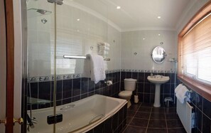 Chambre Double, 1 très grand lit (Loch Roag Superior) | Salle de bain