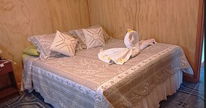 Habitación doble, 1 cama King size | Decoración personalizada, muebles diferentes y cortinas blackout