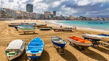 Playa en los alrededores y toallas de playa